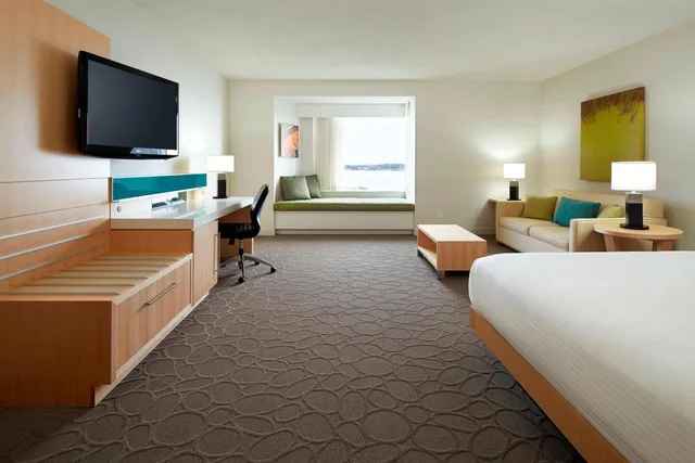 Room, King Bed, Water View, Sofa، Delta Hotels By Marriott Prince Edward 2/3