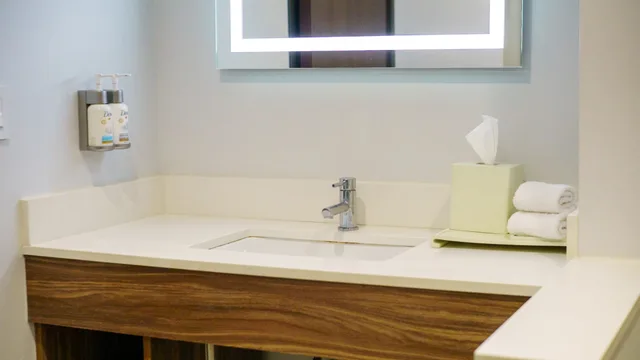 غرفة قياسية بسريرين كوين، Holiday Inn Express And Suites Ensenada Centro 3/3