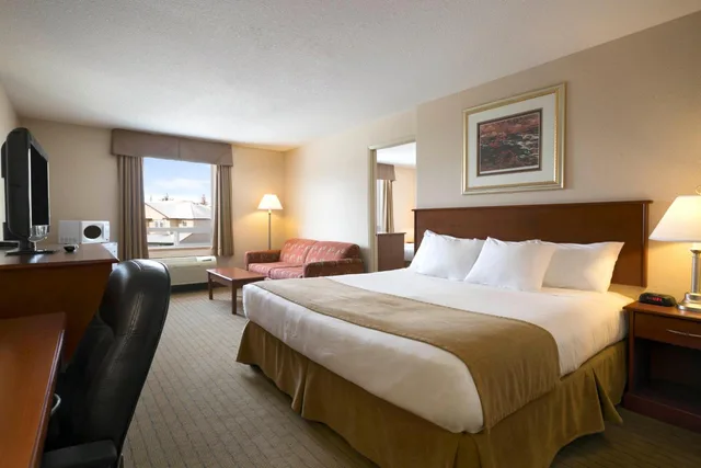 1 Bedroom, Boardroom, Suite، Days Inn by Wyndham Moose Jaw 2/4