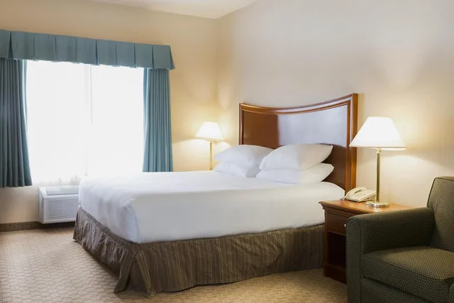 غرفة قياسية بسرير كينج يُسمح فيها بالحيوانات الأليفة، Red Lion Inn & Suites McMinnville 2/3