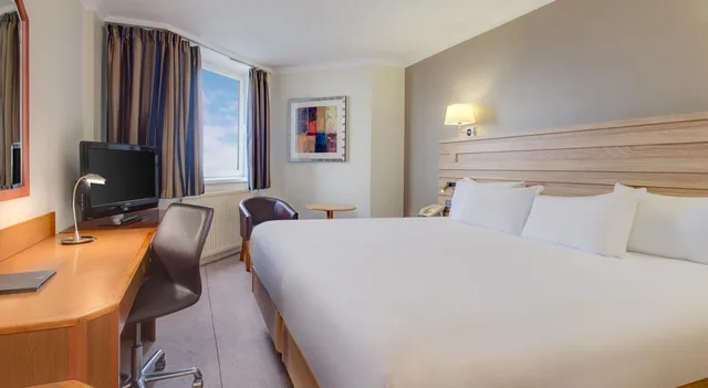 غرفة بسريرين منفصلين بإطلالة على البحر، Grand Hotel Blackpool 1/4