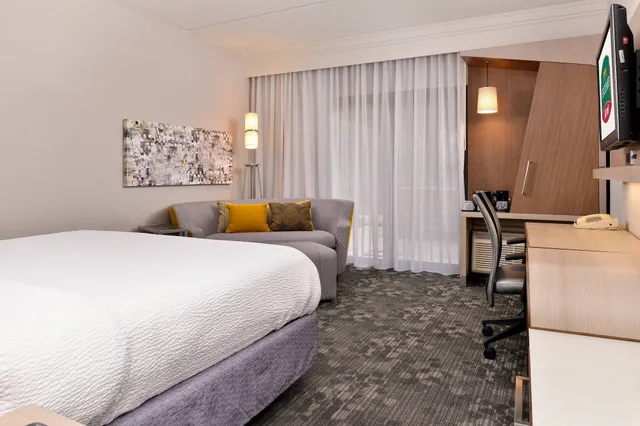 غرفة بسرير كينج مع أريكة، Courtyard Dallas Northwest 1/6