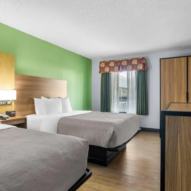 جناح بسرير كوين مع أريكة، Quality Inn & Suites Greenville - Haywood Mall 2/6