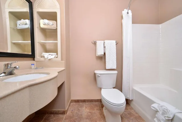 غرفة بسرير كينج بحوض جاكوزي، Americas Best Value Inn And Suites San Benito 3/4