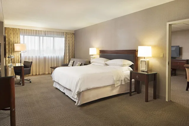 جناح بسرير كينج مع أريكة، Sheraton Sioux Falls Convention Center 2/4