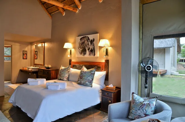 غرفة عائلية بسرير مزدوج وسريرين منفصلين، Garden Route Safari Camp 1/2