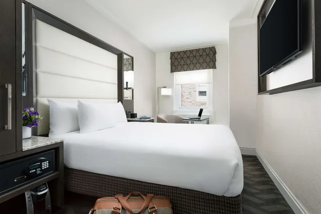 King Bed, Small, Hilton Boston Park Plaza 2/2