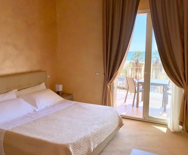 غرفة ديلوكس بسرير مزدوج بإطلالة جزئية على البحر، Hotel Riviera Palace 1/4