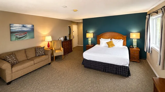 غرفة ديلوكس بسرير كينج بإطلالة على البحيرة مع أريكة، Dundee Resort And Golf Club 1/7