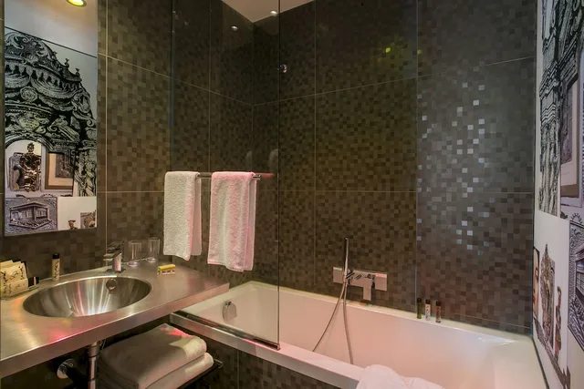 Design, Queen Bed, Hotel Le Bellechasse Saint Germain 5/6