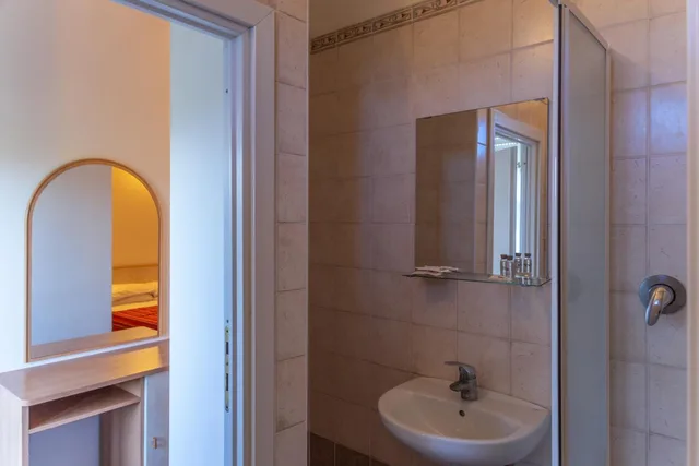 غرفة ثلاثية، Hotel Beverly 8/8