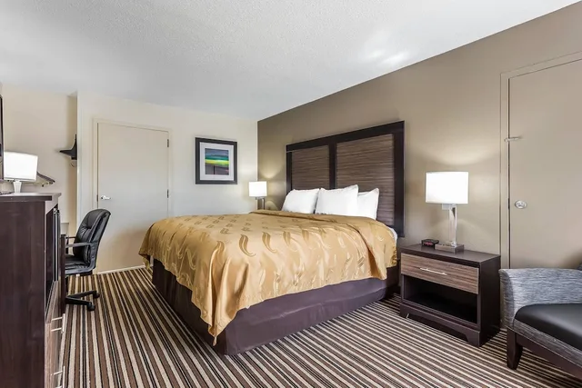 غرفة بسرير كينج لغير المدخنين لذوي الإعاقة، Quality Inn Pinehurst Area 1/10