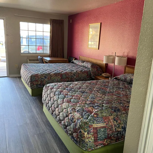 غرفة بسرير كوين، Country Inn Motel 1/10