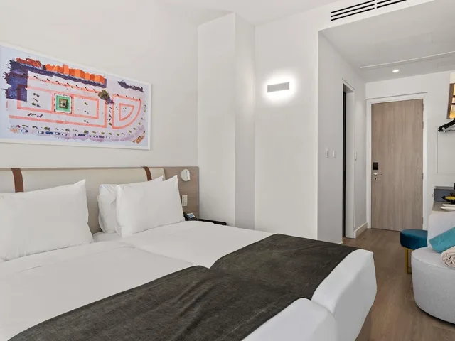 Classic, Twin Beds, Convertible Double Bed، Mercure Larnaca Finikoudes Beach 2/10