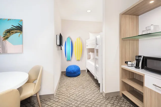 جناح بسرير كينج وسرير بطابقين بغرفة نوم واحدة مع أريكة لذوي الإعاقة، SpringHill Suites by Marriott Panama City Beach Beachfront 2/2