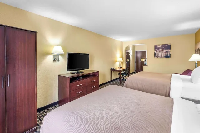 غرفة بسريرين كوين لذوي الإعاقة، Clarion Inn & Suites Indianapolis Northwest 3/6
