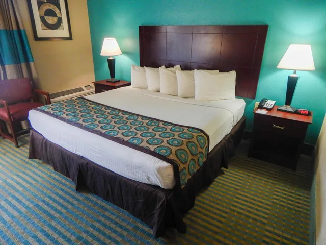 جناح عائلي بسرير كينج، Howard Johnson by Wyndham Arlington Ballpark / Six Flags 3/10