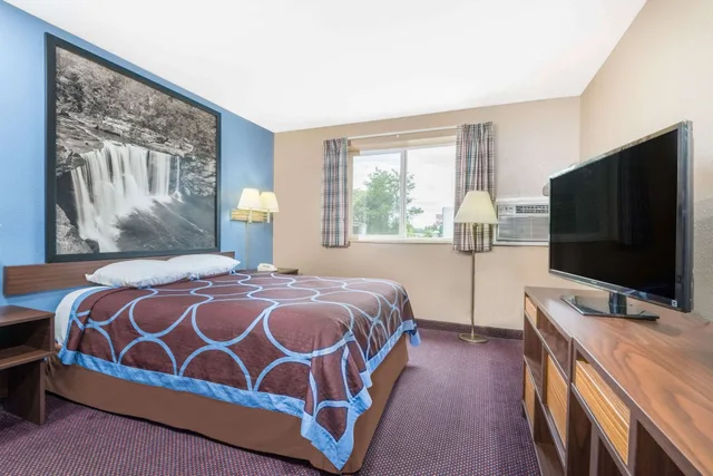 غرفة قياسية بسرير كوين لذوي الإعاقة، Super 8 by Wyndham Corbin/London KY 1/6