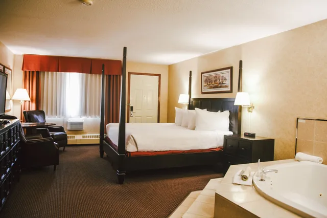 غرفة تنفيذية بسرير كينج بحوض جاكوزي، Stony Plain Inn & Suites 2/7