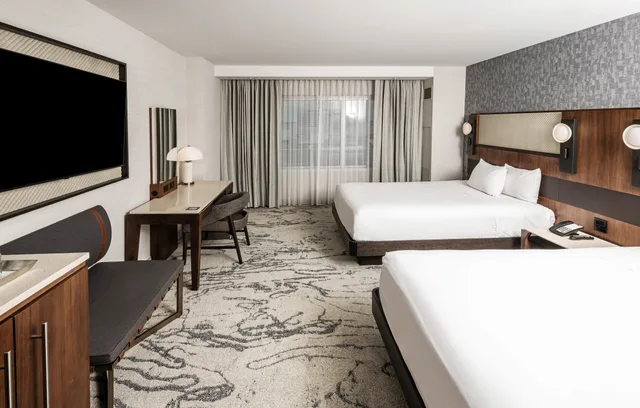 Upgrade, Suite, 4 Queen Beds، Radisson Blu Mall of America 1/6
