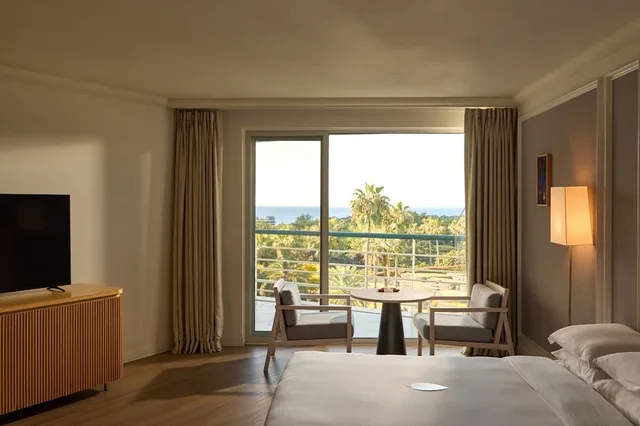 Deluxe, King Bed, Side Pool View، Grand Josun Jeju 7/10