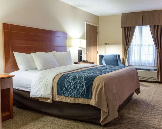 غرفة بسرير كينج مع أريكة، Comfort Inn Augusta Me 2/5