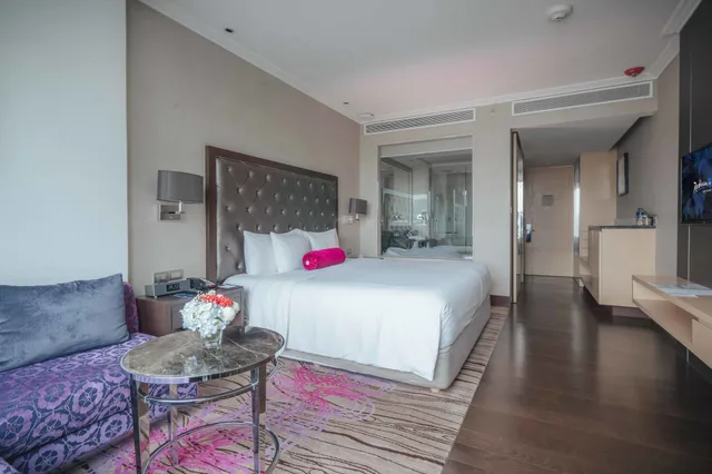 غرفة بزنس بسريرين منفصلين مع دخول الصالة، Radisson Blu Plaza Bangkok Hotel 5/7