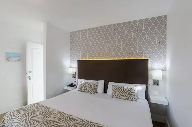 غرفة بسرير كوين مع أريكة، Hotel Arena Suite - Adults Only 1/9
