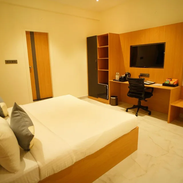 غرفة ديلوكس بسرير كينج، Emerald Urban Comforts 3/7