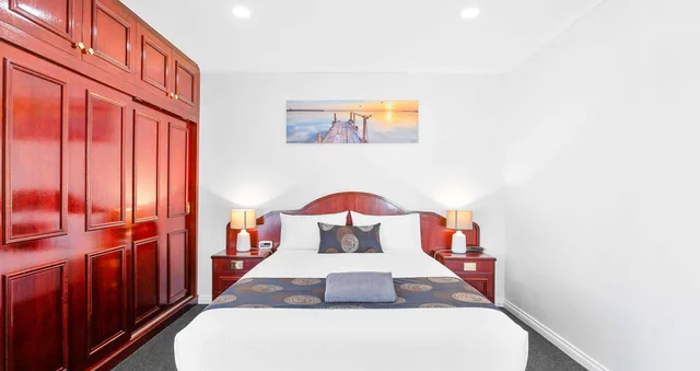 جناح بسرير كوين بإطلالة على البحر بغرفة نوم واحدة بمنطقة جلوس بجاكوزي، Best Western Port Lincoln 2/3
