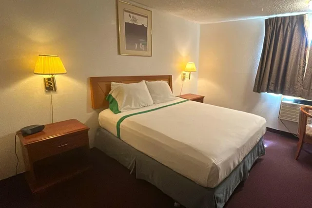 Room, Queen Bed, WAFIFE GuestHouse Fife 5/10