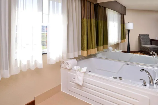 Room, Triple, Jetted Tub, Old Mill Inn Omaha NE 3/3