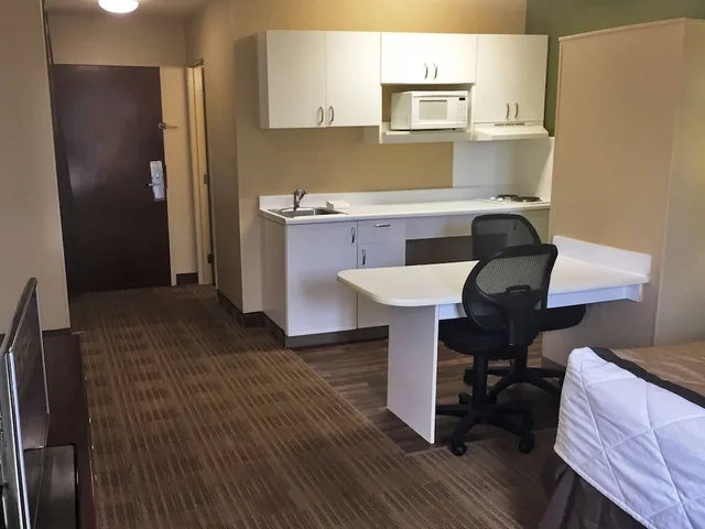 استوديو بسرير كوين، Extended Stay America - Toledo - Holland 7/7