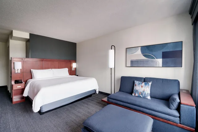 غرفة بسرير كينج بحوض استحمام لذوي الإعاقة، Courtyard Marriott Johnson City 1/6