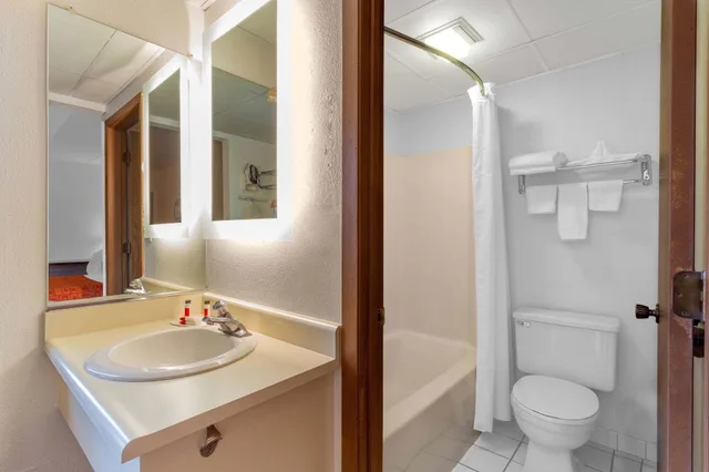غرفة بسرير كوين، Howard Johnson By Wyndham Waukegan Great Lakes 3/3