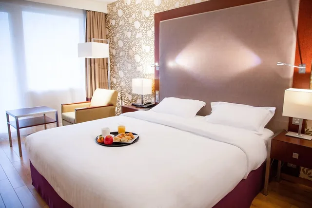 غرفة قياسية بسرير كينج مع أريكة، Clarion Paris CDG Airport 3/8