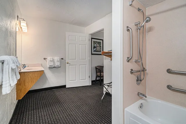غرفة بسريرين كوين لذوي الإعاقة، Travelodge by Wyndham Traverse City MI 7/8