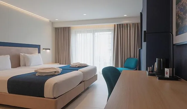 غرفة بسريرين منفصلين بشرفة، Maritim Antonine Hotel and Spa Malta 4/10