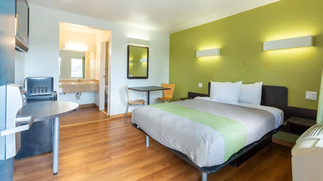 غرفة بسرير مزدوج لذوي الإعاقة، Motel6 Camp Springs, DC - South Camp Springs 2/7