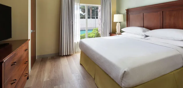جناح بسرير كينج مع أريكة لذوي الإعاقة، Embassy Suites by Hilton Destin Miramar Beach 2/4