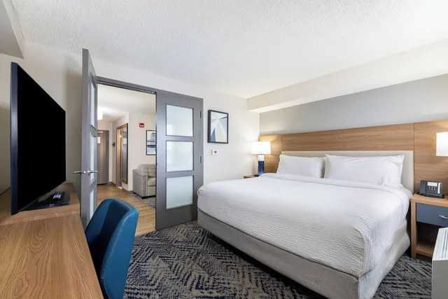 جناح بسرير كينج مع أريكة، Holiday Inn Hotel And Suites London 3/7