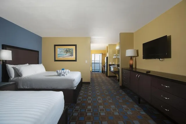 Beach, Suite، The Nautical Beachfront Resort 1/2