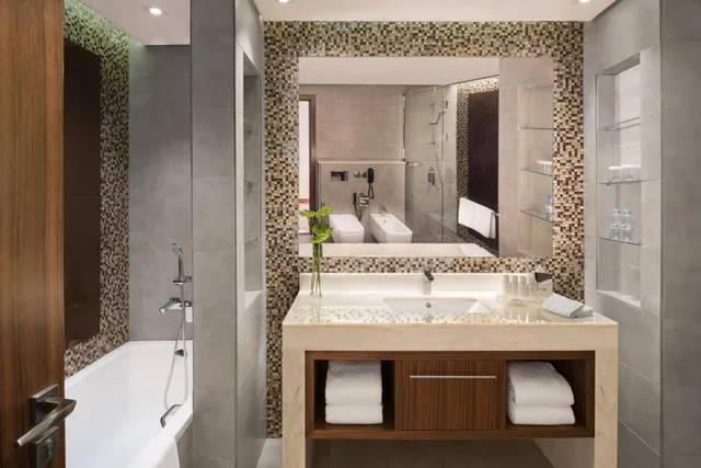 Premium, Double Bed, Downtown View, Balcony، Radisson Blu Hotel Dubai Waterfront 1/4
