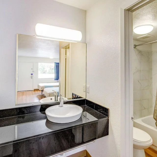 غرفة بسرير كينج وسريرين كوين، Motel6 Waco, TX - Lacy Lakeview 5/6