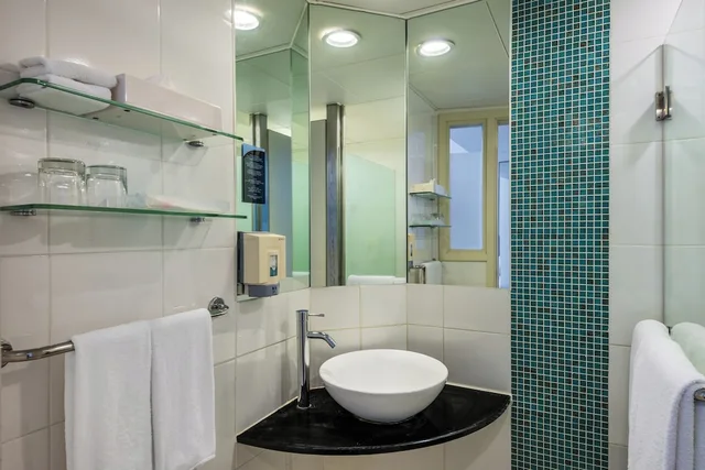 غرفة قياسية بسرير كوين في طابق مرتفع، Holiday Inn Express Causeway Bay Hong Kong 5/7