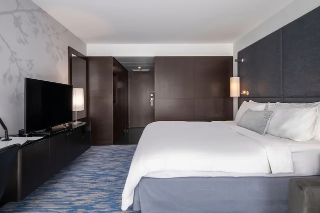 غرفة بسرير كينج بإطلالة على المدينة، Renaissance Paris Arc de Triomphe Hotel 4/10