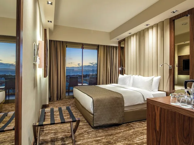 غرفة قياسية بسرير كوين بإطلالة على البحر، Holiday Inn Antalya - Lara 5/8