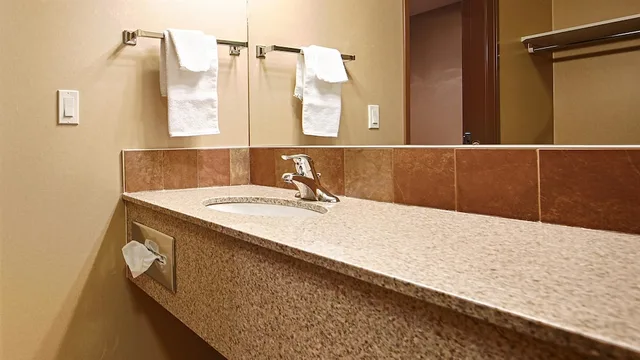 جناح بسريرين كوين مع أريكة، Best Western Diamond Inn 5/5