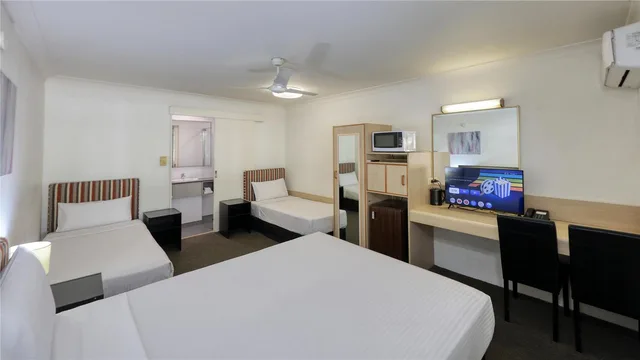 غرفة بسرير كوين وسريرين منفصلين، Best Western Cattle City Motor Inn 2/4