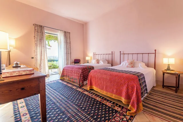 غرفة بسريرين كوين بشرفة، La Foresteria Planeta Estate 2/6